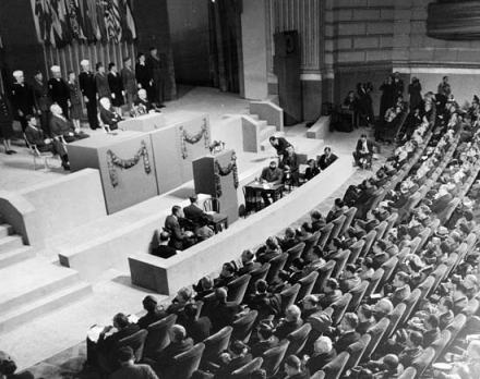 Conferencia de las Naciones Unidas sobre Organización Internacional del 25 de abril de 1945. El entonces presidente de los EEUU, Harry S. Truman se dirige a dar un discurso. fue una convención de delegados de 50 naciones aliadas durante la Segunda Guerra Mundial, que tuvo lugar del 25 de abril de 1945 al 26 de junio de 1945 en San Francisco, Estados Unidos. En esta convención, los delegados examinaron y reescribieron los acuerdos de Dumbarton Oaks. La convención se tradujo en la creación de la Carta de las Naciones Unidas, que fue presentada para su firma el 26 de junio del mismo año.