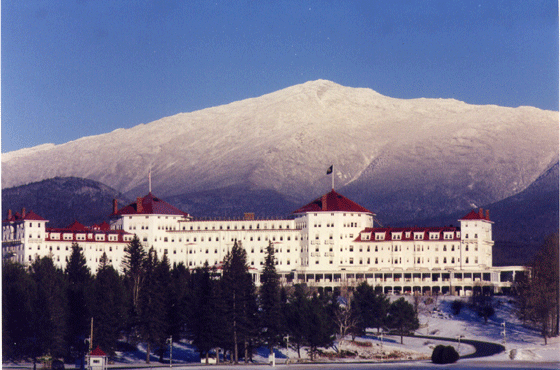 Hotel Washington Mount, Bretton Woods, en el pueblo de Carroll, New Hampshire, EEUU, donde tuvo lugar la Conferencia Financiera y Monetaria de las Naciones Unidas, más conocida como la conferencia de Bretton Woods. En ella se reunieron 730 delegados de 44 países aliados durante la Segunda Guerra Mundial, para intentar regular el sistema financiero y monetario mundial. La conferencia tuvo lugar desde el 1 al 22 de julio de 1944. En ella se firmaron los acuerdos para crear el Banco Internacional de Reconstrucción y Fomento, el Fondo Monetario Internacional y el  Acuerdo General sobre Comercio y Aranceles (el GATT, en sus siglas en inglés).