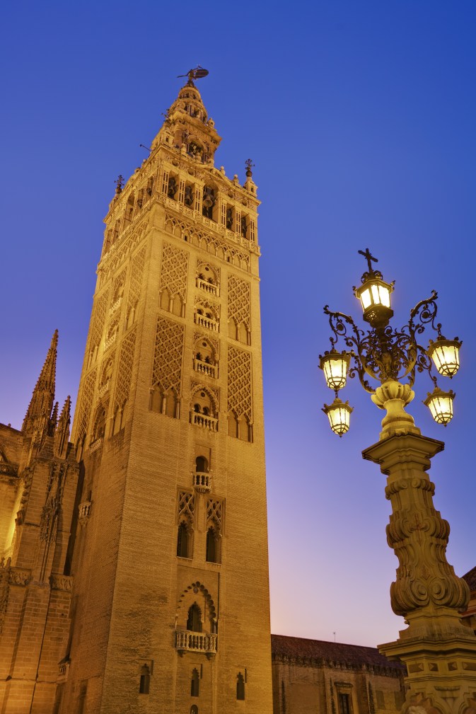 La_Giralda,_Seville,_Spain_-_Sep_2009