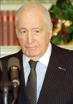 Walter Hubert Annenberg (13 marzo 1908 – 1 octubre 2002). Editor, filántropo y diplomático estadounidense. La fotografía fue tomada en 1993.