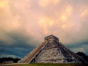 Templo ("pirámide escalonada") de Kukulcán, en Chichén-Itzá, Yucatán.