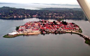 Vista aérea de la actual ciudad de Flores, la antigua Tayasal, capital del departamento de Petén, Guatemala.