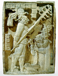 Sacrificio de la realeza maya: la reina Xoc se pasa una cuerda llena de púas por la lengua ante su marido, el soberano "Escudo Jaguar". Yaxchilán, México.