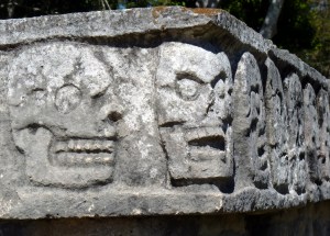 Tzompantli de Chichén-Itzá. Tzompantli significa "muro de cráneos" y es un término nahuatl, no maya, pero también se le aplica a esta cultura: era una plataforma de piedra donde se exponían los cráneos de los sacrificados a los dioses.