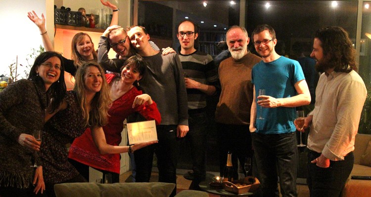 En esta fotografía aparecen muchos de los integrantes del equipo director de la campaña de Positive Money, celebrando una fiesta en un restaurante. La cena era vegana. Podéis encontrarlos a todos aquí: http://positivemoney.org/about/people/ Como podéis ver, no parecen mala gente. E incluso aseguran no pertenecer a ningún partido político. Bien. Pero conforme uno lee sobre ellos no puede evitar ver que es uno de esos movimientos sociales... en fin, de esta época nuestra ya que uno se encuentra con que son veganos, treehuggers, están en conra del TTIP, forman parte de otros movimientos alternativos y antiglobalización, etc. En, que son un poquito hipsters y que si se han metido en este follón de alentar una campaña por una reserva 100% no es porque sean precisamente los mayores conocedores técnicos sobre Economía financiera, sino porque son 